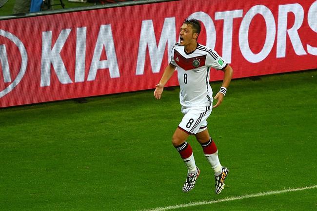 Tiền vệ Mesut Ozil CHÍNH THỨC tuyên bố giải nghệ